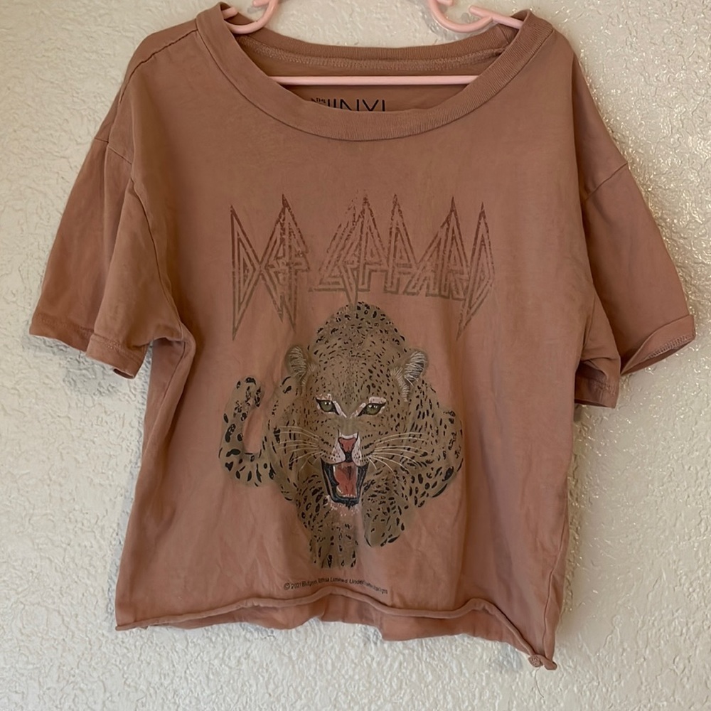 Girls Def Leppard Graphic tee size Small.